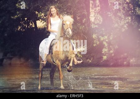 Femme rides croisées Banque D'Images