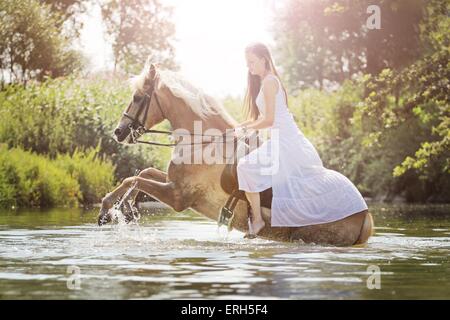 Femme rides croisées Banque D'Images