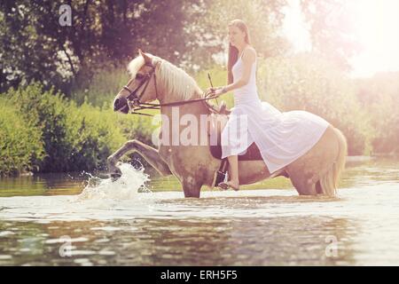 Femme rides croisées Banque D'Images