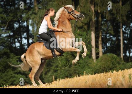 Femme rides croisées Banque D'Images