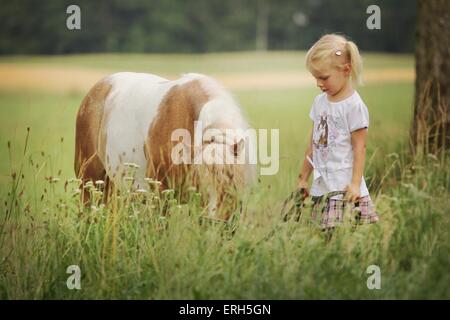 fille avec poney Banque D'Images