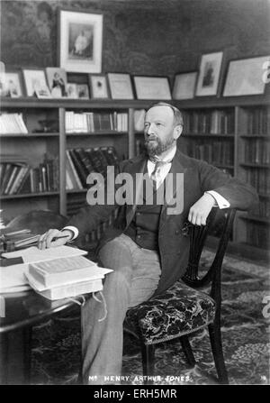 Henry Arthur Jones assis à son bureau. Le dramaturge anglais, 20 Septembre, 1851 - 7 janvier, 1929. Publié par Henri Moss & Co dans le cadre de la série "Playwrights' à la maison. Banque D'Images