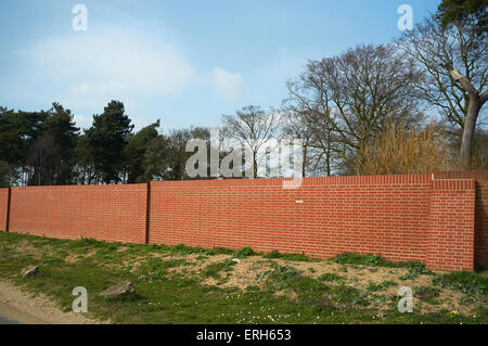 Mur de brique nouvellement construit, Iken, Suffolk, UK. Banque D'Images