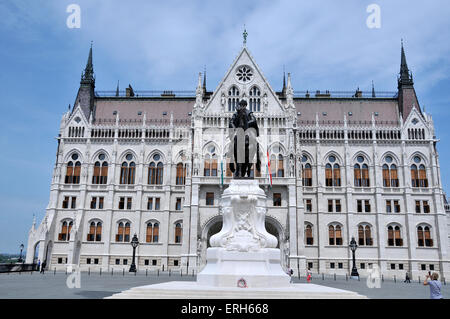 Statue équestre Andrassy Gyula devant le Parlement, Budapest, Hongrie Banque D'Images