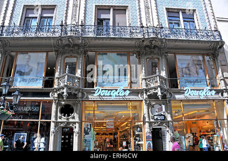 Façade typique dans la rue commerciale Belvaros Vaci utca Budapest Hongrie Banque D'Images