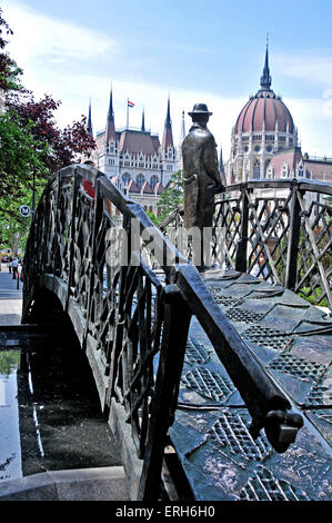 Imre Nagy statue et le Parlement, Vértanúk tere, Budapest, Hongrie Banque D'Images