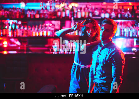 Jeune couple looking at camera en bar de nuit club Banque D'Images