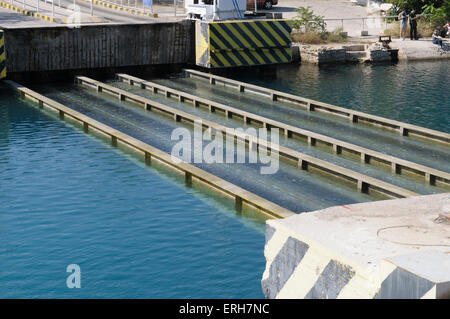 L'abaissement du submersible à l'Isthme de pont sur le canal de Corinthe, Grèce Banque D'Images