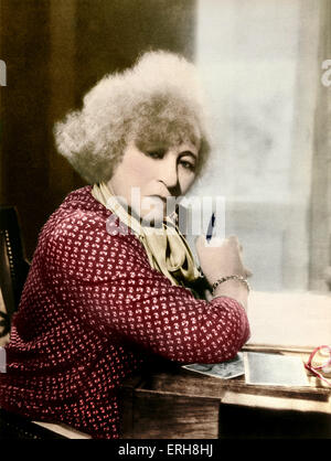 COLETTE, Sidonie Gabrielle - par Harcourt avec stylo à la main. La figure littéraire français de la première moitié du 20e siècle. A écrit le Banque D'Images