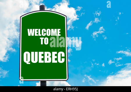 Panneau vert avec message d'accueil Bienvenue au Québec plus isolées ciel bleu clair avec l'arrière-plan copie espace disponible. Banque D'Images