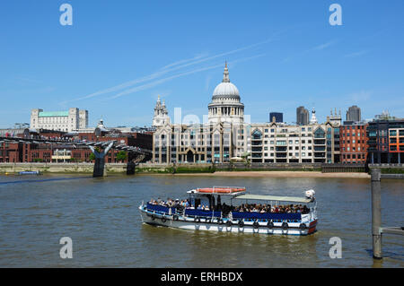 La Cathédrale de St Paul, entouré de bâtiments modernes sur la rive nord de la Tamise, Londres Banque D'Images