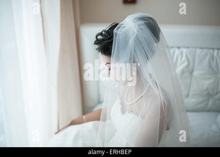 Belle Mariée européenne couple dans la chambre d'hôtel Banque D'Images