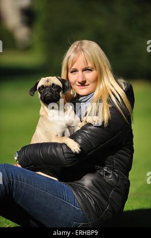 Femme avec retropug Banque D'Images