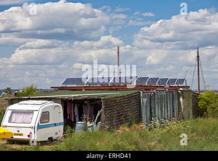 Shanty maison avec des panneaux solaires. Banque D'Images
