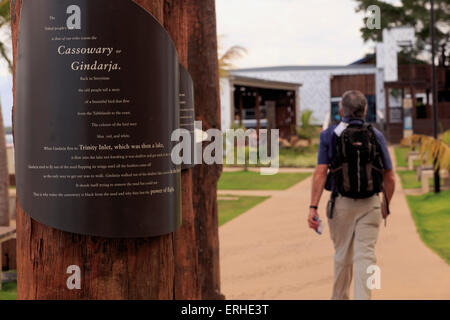 Une exposition d'art public de poteaux en racontant l'histoire de la population autochtone locale sur l'estran à Cairns, Queensland Banque D'Images