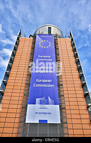 Bruxelles, Belgique, 27 avril 2015 à : la Commission européenne siège les Berlaymont décorée de drapeau de l'UE et la Com Banque D'Images