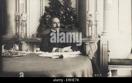 Edmond Rostand, portrait assis à table. Dramaturge et auteur dramatique français, 1 avril 1868 - 2 décembre 1918, Paris. Banque D'Images