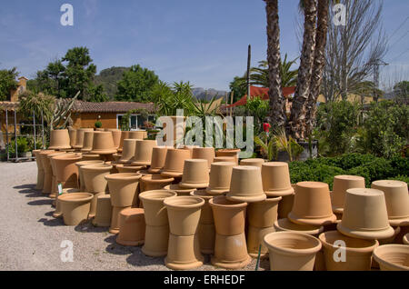 Pots en terre cuite en vente dans un centre de jardinage en Majorque Banque D'Images