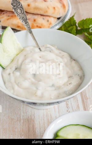 Tzatziki ou Raita au concombre et à la menthe un condiment fait avec du yogourt Banque D'Images