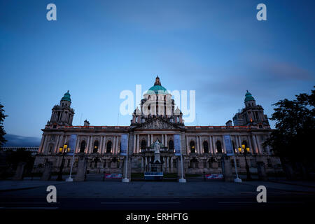 Belfast City Hall de nuit d'Irlande Royaume-Uni Banque D'Images