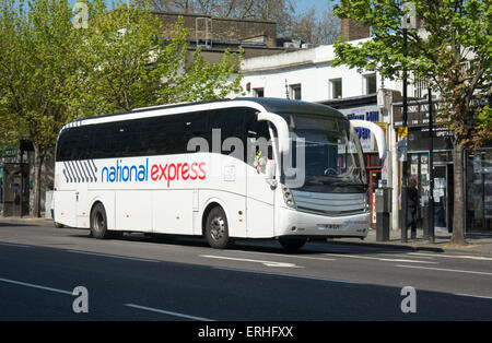 Un voyage le long d'autocars National Express Notting Hill Gate vers sa destination de la gare routière de Victoria. Banque D'Images