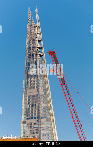 Le Shard building et grue rouge à Londres en mai Banque D'Images