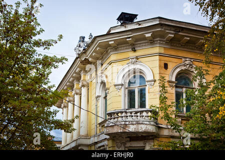 Vieux bâtiment historique obsolète texture façade balcon Banque D'Images