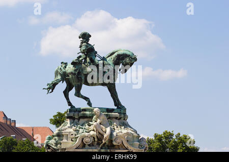 Statue du prince Eugène de Savoie de 1897 situé en face de la château de Buda à Budapest, Hongrie. Banque D'Images