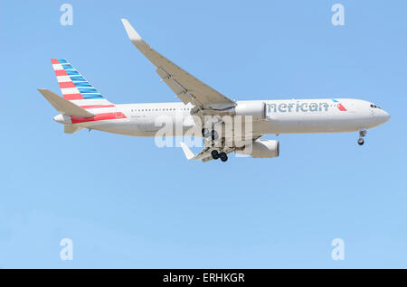 -Avions Boeing 767-323-, -d- American Airlines compagnie aérienne, l'atterrissage sur l'aéroport de Madrid-Barajas -Adolfo Suarez- aéroport. Banque D'Images