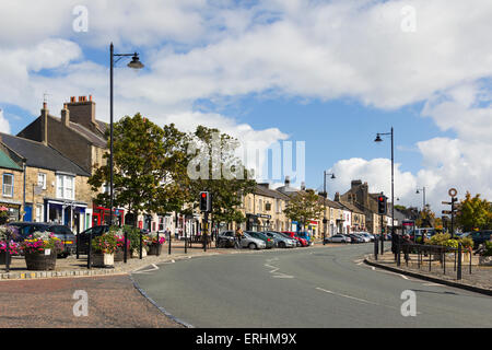 Boutiques et les gens à Galgate dans Barnard Castle en centre-ville, comté de Durham. La vue nord-est à partir de sa jonction avec Marché de chevaux. Banque D'Images