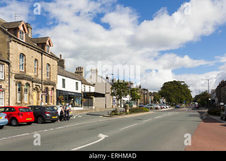 Boutiques et les gens à Galgate dans Barnard Castle Town Centre, Comté de Durham. . La vue nord-est. Banque D'Images