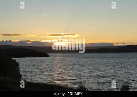 Kielder Water au coucher du soleil. Kielder Water, exploité par Northumbrian Water, est le plus grand lac artificiel au Royaume-Uni par la capacité. Banque D'Images