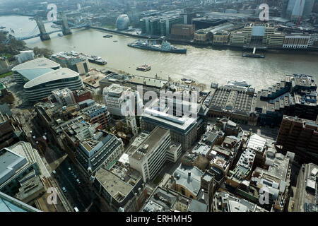 Vue aérienne à bas vers Fenchurch Street, la City de Londres, la Tamise, l'Hôtel de Ville et le Tower Bridge. Banque D'Images