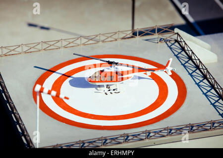 Hélicoptère est l'atterrissage sur héliport. Du parc en miniature Rimini Banque D'Images