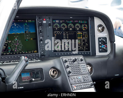 Le 'high-tech' en verre de pilotage d'un Cirrus 22T/GTS deux places d'avions de loisirs à Aerexpo,2015,l'événement de l'aviation à Sywell airfi Banque D'Images