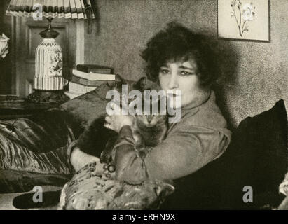 COLETTE, Sidonie Gabrielle -par Manul freres avec ses chats. La figure littéraire français de la première moitié du 20e siècle. A écrit le Banque D'Images