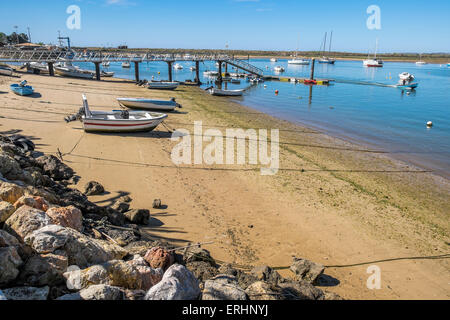 Petits bateaux à moteur mis en place hors de l'eau sur le sable à côté de la marina et du port. Banque D'Images