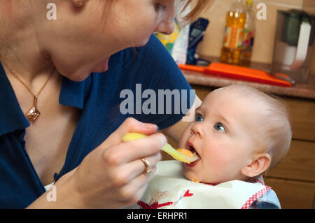 Mignon petit bébé nourri par sa mère Banque D'Images