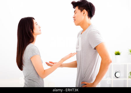 Angry Young couple arguing in living room Banque D'Images