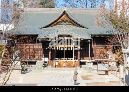 Japon, Matsumoto, Yohashira-jinja. Le principal temple hall, Haiden avec trois cordes de cloche pour que les fidèles sonnent lors de la prière. Hiver, lumière du soleil vive. Banque D'Images