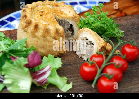 Melton Mowbray pork pie avec salade et tomates cerises Banque D'Images