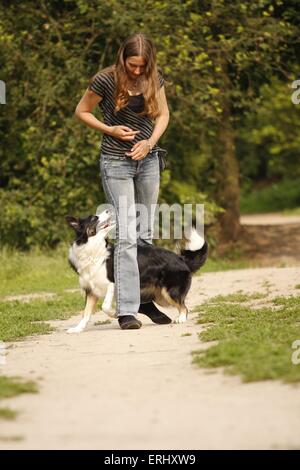 Femme avec Border Collie Banque D'Images