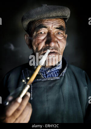 L'homme de Mongolie Pipe robe traditionnelle Banque D'Images