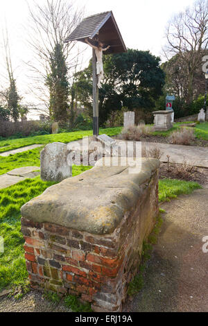 Le cutlass pierre dans le cimetière de St Clements, Leigh-on-sea essex England Royaume-Uni europe Banque D'Images