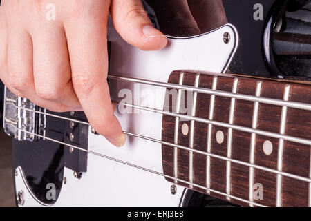 Mains d'un adolescent femme joue de la guitare, Isolated on white Banque D'Images