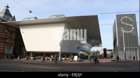 Le Stedelijk Museum, Amsterdam, musée d'art contemporain et de design, ancien bâtiment du 19ème siècle (Croix de deux images) Banque D'Images