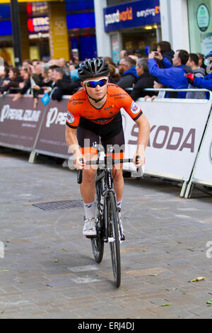 Riders en compétition dans l'étape 7 de vélo Pearl Izumi Tour Series à Croydon, Londres du sud 02.06.2015 Banque D'Images