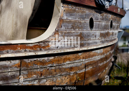 Un vieux bateau en cours de rénovation dans une cour à Leigh-On Sea Essex England Royaume-Uni Europe Banque D'Images