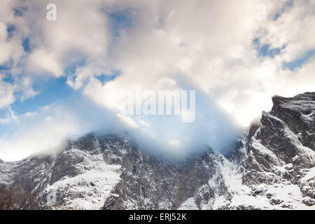 Mountain shadows au-dessus des sommets et le Trolltindane 3000 pieds verticalement dans la vallée de Romsdalen Mur Troll, Møre og Romsdal (Norvège). Banque D'Images