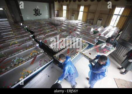 Jianli, Hubei, Chine. 3 juin, 2015. Préparer les travailleurs de cercueils pour les personnes mortes dans le navire a coulé en catastrophe un undertaker'sfunérarium dans le comté de Jianli, province de Hubei, Chine centrale sur 3 JUIN 2015 . Le navire, qui transportait 406 passagers, cinq travailleurs d'agences de voyages et 47 membres d'équipage, a coulé à environ 9:28 p.m. (1328 GMT) le lundi, selon l'agence de presse Xinhua Agencey dit. Credit : Panda Eye/Alamy Live News Banque D'Images